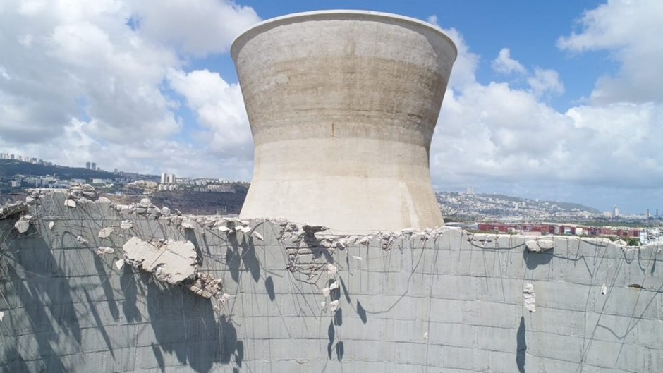 הלבנייה שקרסה וזו שמשמשת למרכז מבקרים