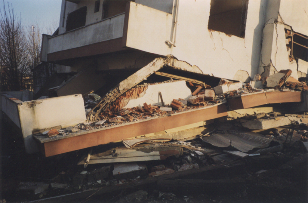 התמוטטות מבנים בדוזג'ה, טורקיה, 1999. צילום: ירון אופיר